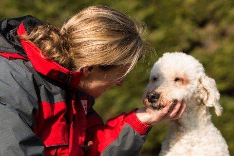 Wendy met Pebbles, de witte poedel waar de salon naar vernoemd is